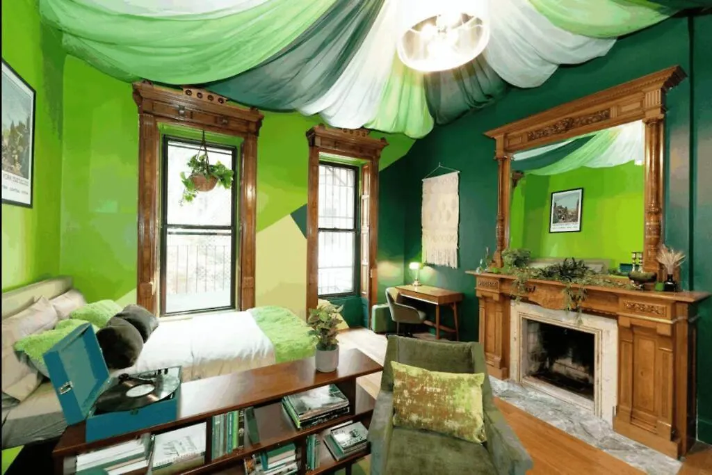 The Green Room: 70S Groove Themed Studio New York