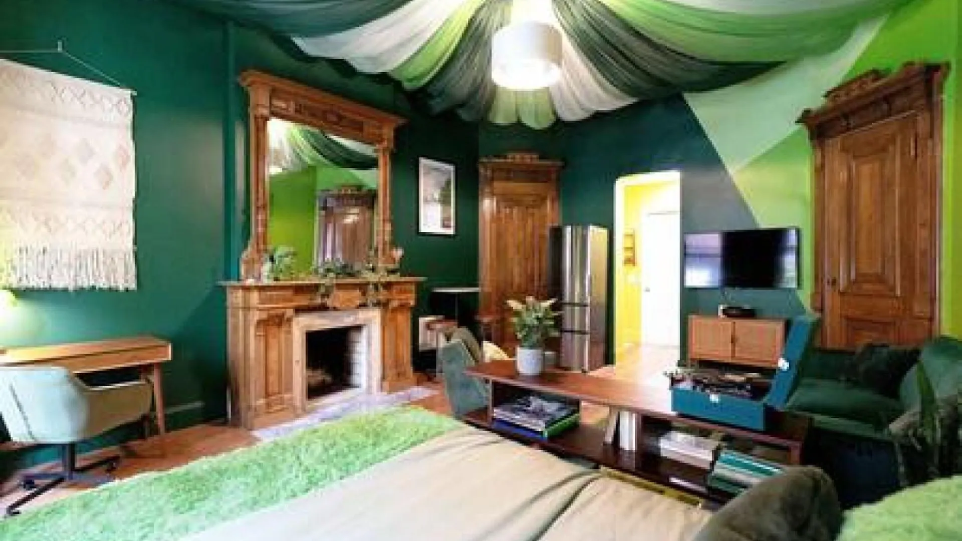 The Green Room: 70S Groove Themed Studio New York Apartman