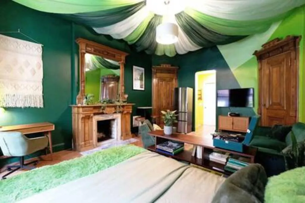 Apartment The Green Room: 70S Groove Themed Studio New York